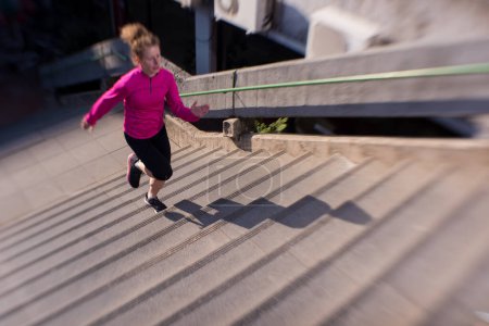 Téléchargez les photos : Femme jogging sur les marches - en image libre de droit