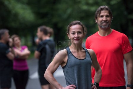 Foto de Retrato de una pareja de jogging saludable - Imagen libre de derechos