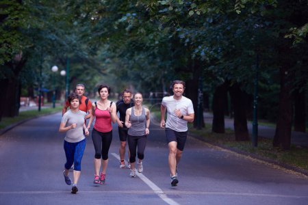 Foto de Grupo de personas corriendo - Imagen libre de derechos