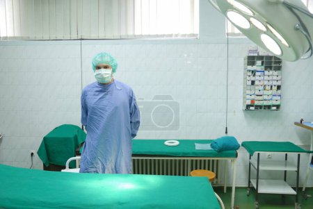 Téléchargez les photos : Chirurgien en salle d'opération - en image libre de droit