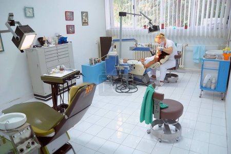 Téléchargez les photos : Jeune femme chez le dentiste - en image libre de droit