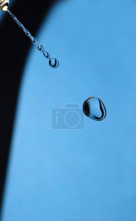 Téléchargez les photos : Gouttes d'eau sur fond sombre et bleu - en image libre de droit