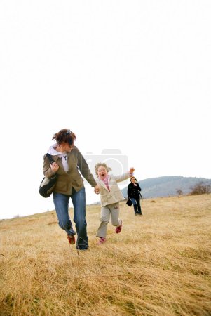 Téléchargez les photos : Passer du temps en famille ensemble à l'extérieur - en image libre de droit