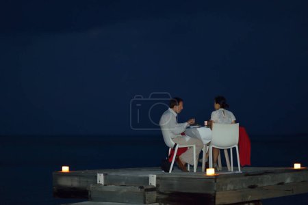 Téléchargez les photos : Couple romantique ont dîner en plein air - en image libre de droit