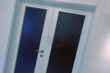 Téléchargez les photos : Double porte en verre avec cadre en bois blanc - en image libre de droit