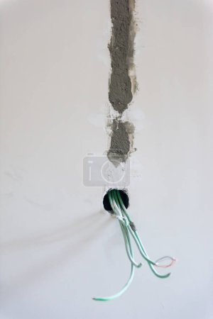 Téléchargez les photos : Câbles électriques sur le mur - en image libre de droit