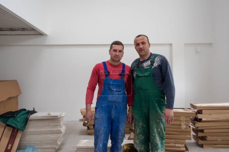 Foto de Retrato de obreros y constructores con uniforme sucio en apartamento - Imagen libre de derechos
