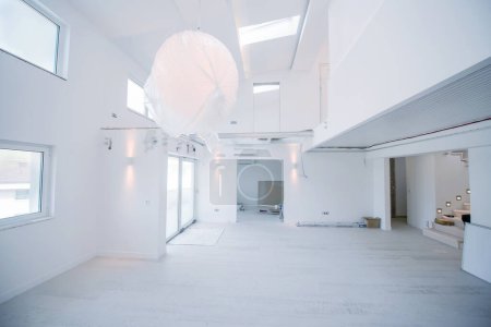 Foto de Interior de vacío elegante espacio abierto moderno apartamento de dos niveles - Imagen libre de derechos