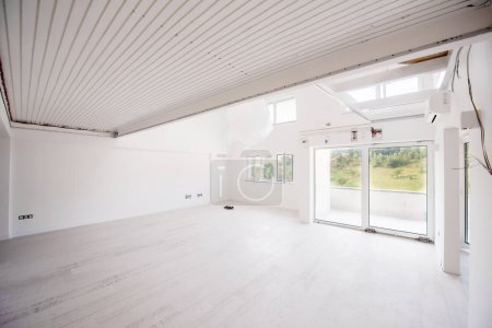 Foto de Interior de vacío elegante espacio abierto moderno apartamento de dos niveles - Imagen libre de derechos