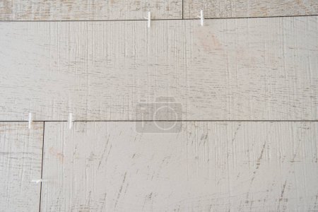 Foto de Baldosas de efecto madera de cerámica y herramientas para el azulejo en el suelo - Imagen libre de derechos