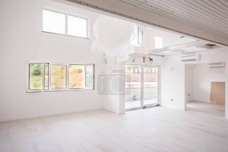 Téléchargez les photos : Intérieur de vide élégant espace ouvert moderne appartement de deux niveaux - en image libre de droit