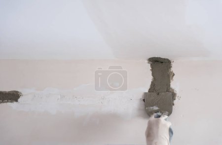 Foto de Trabajador de la construcción de yeso en paredes de yeso - Imagen libre de derechos