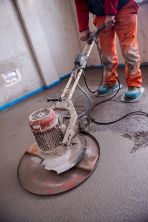 Foto de Trabajador realizando y pulido de arena y cemento solado - Imagen libre de derechos