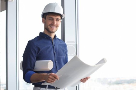 Téléchargez les photos : Prise de vue d'un architecte masculin portant un casque rigide et inspectant un nouveau bâtiment. - en image libre de droit