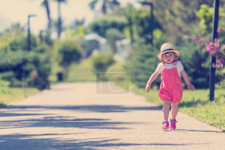Foto de Niña corriendo en el parque de verano - Imagen libre de derechos