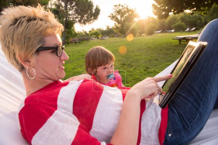 Téléchargez les photos : Maman et une petite fille se détendre dans un hamac - en image libre de droit
