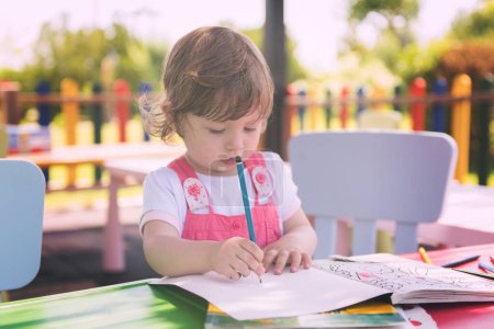 Téléchargez les photos : Petite fille dessin un coloré images - en image libre de droit
