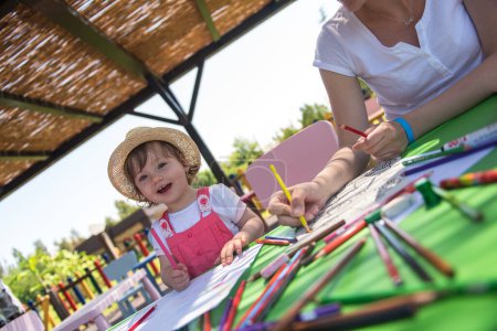 Téléchargez les photos : Maman et petite fille dessinent des images colorées - en image libre de droit