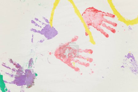 Téléchargez les photos : Empreintes de main colorées sur fond blanc - en image libre de droit