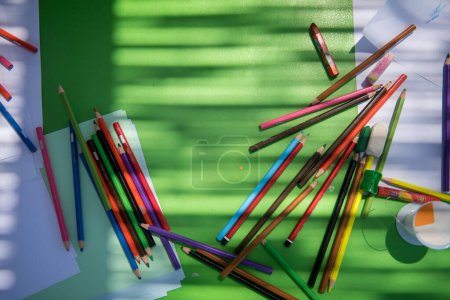 Téléchargez les photos : Vue du dessus de crayons crayons ensemble de dessin coloré - en image libre de droit