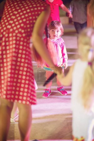 Téléchargez les photos : Petite fille dansant dans la discothèque enfants - en image libre de droit