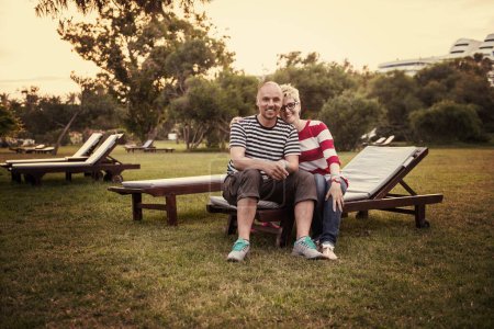 Téléchargez les photos : Jeune couple profitant de vacances - en image libre de droit