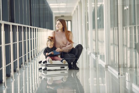 Foto de Madre con hija en el aeropuerto - Imagen libre de derechos