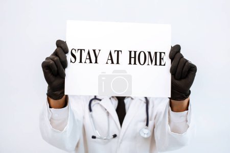 Foto de Advertencia quedarse en casa en manos del médico. - Imagen libre de derechos