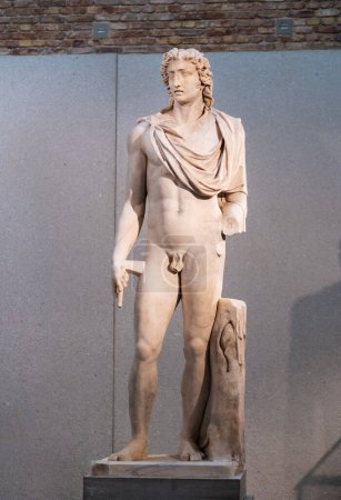 Téléchargez les photos : Statue colossale du Musée Helios Neues Berlin - en image libre de droit