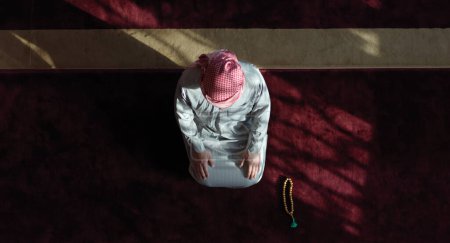 Téléchargez les photos : Prière musulmane vue du dessus - en image libre de droit