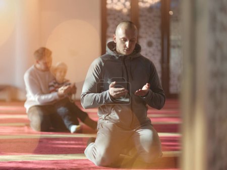 Téléchargez les photos : Musulmans priant dans la mosquée - en image libre de droit