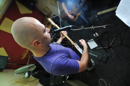 Téléchargez les photos : Groupe de musique ont une formation dans le garage - en image libre de droit