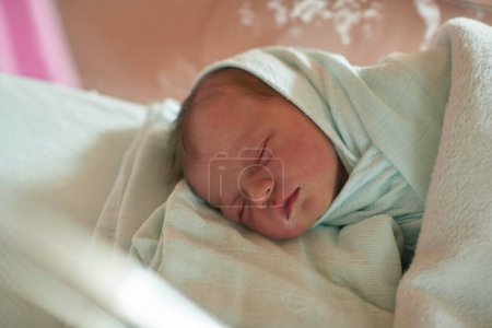 Foto de Bebé recién nacido durmiendo en la cama en el hospital - Imagen libre de derechos