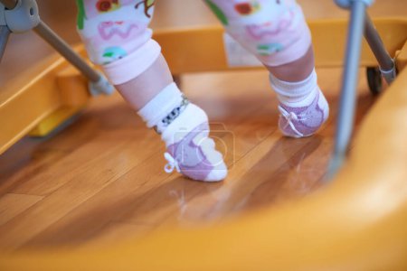 Téléchargez les photos : Bébé apprendre à marcher dans marcheur - en image libre de droit