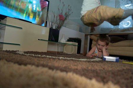 Téléchargez les photos : Petit enfant jouant avec sa sœur à la maison - en image libre de droit