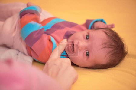 Téléchargez les photos : Un mois bébé nouveau-né dormant au lit - en image libre de droit