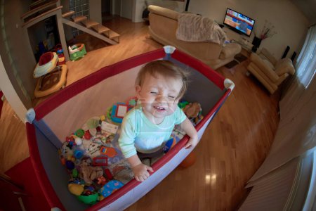 Foto de Lindo bebé jugando en la cama móvil - Imagen libre de derechos