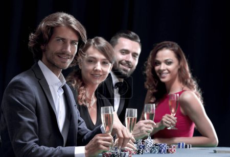 Téléchargez les photos : Les joueurs de poker boivent du champagne sur fond noir - en image libre de droit