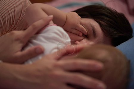Téléchargez les photos : Maman joue avec bébé à la maison - en image libre de droit