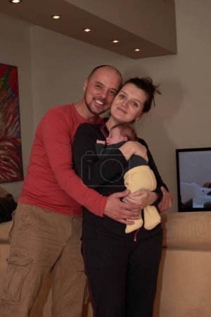 Téléchargez les photos : Jeune portrait de famille avec bébé nouveau-né - en image libre de droit