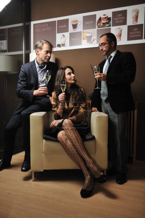 Téléchargez les photos : Portrait de trois personnes tenant des verres à champagne et appréciant la fête - en image libre de droit