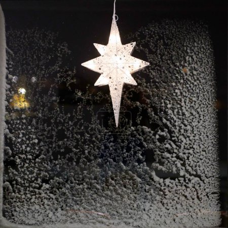 Foto de Estrella para el rayo en la ventana y la decoración durante el invierno - Imagen libre de derechos