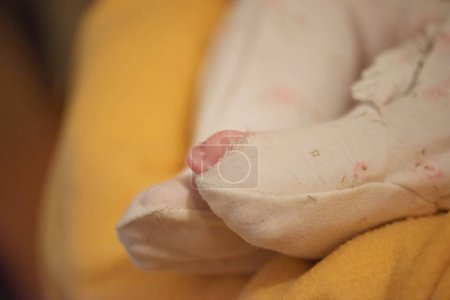 Téléchargez les photos : Un mois bébé nouveau-né dormant au lit - en image libre de droit
