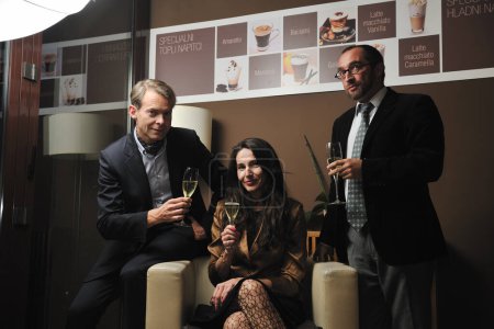 Foto de Retrato de tres personas sosteniendo copas de champán y disfrutando de la fiesta - Imagen libre de derechos