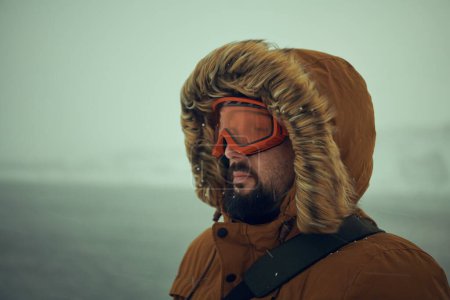 Foto de Hombre en invierno en clima tormentoso usando abrigo de piel caliente - Imagen libre de derechos