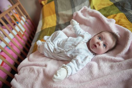 Téléchargez les photos : Heureux nouveau-né petit bébé souriant - en image libre de droit