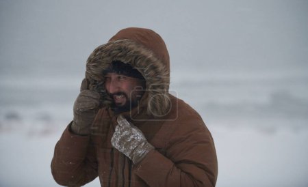 Foto de Hombre en invierno en clima tormentoso usando abrigo de piel caliente - Imagen libre de derechos