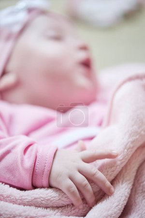 Téléchargez les photos : Nouveau-né dormant à la maison au lit - en image libre de droit
