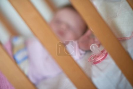 Foto de Bebé recién nacido durmiendo en casa en la cama - Imagen libre de derechos