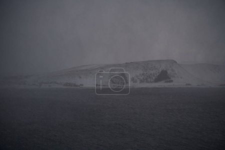 Foto de Costa noruega en invierno con mal tiempo nublado nieve - Imagen libre de derechos